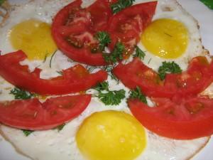 яйца и помидоры