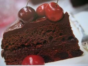 шоколадный торт с вишнями