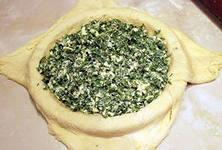 осетинский пирог с зеленью в форме