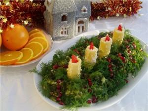 новогодний салатик в виде рождественского венка со свечами