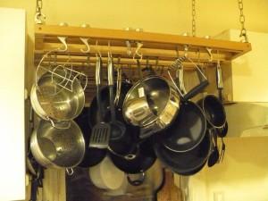 как хранить сковородки на кухне