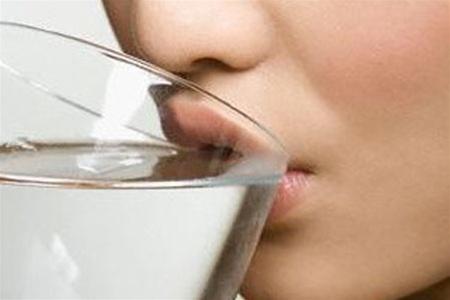 женщина со стаканом воды