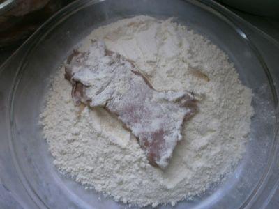 мясо кролика в муке перед обжаркой