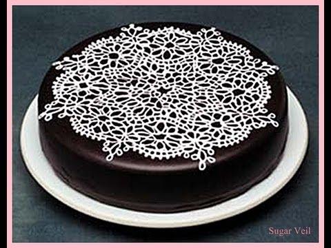 Торт украшенный кружевом в технике айсинг