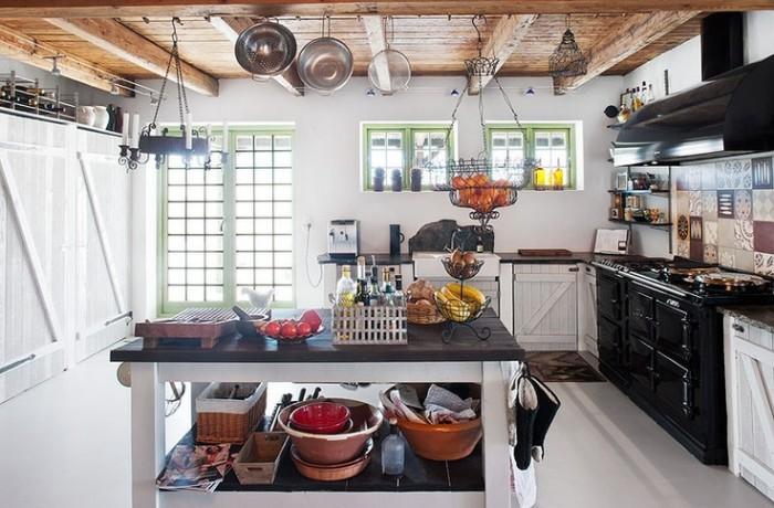 деревянный потолок на кухне в скандинавском стиле