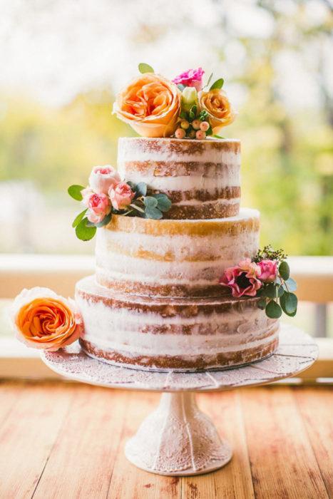 голый торт с живыми цветами