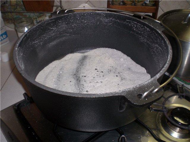 как очистить дно кастрюли от пригоревшего варенья солью