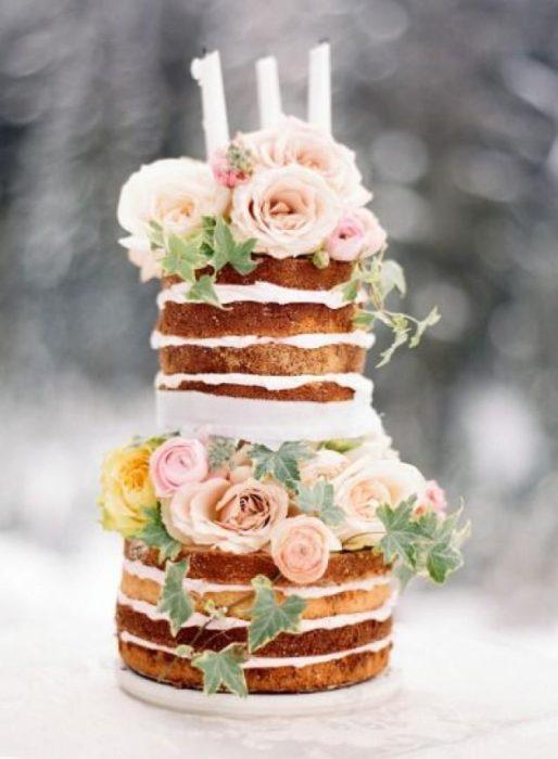 открытый свадебный торт с розами