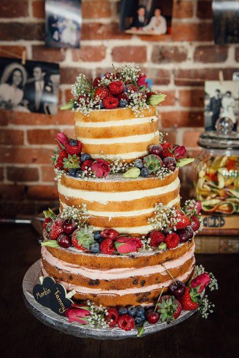 открытые свадебные торты с фруктами и ягодами