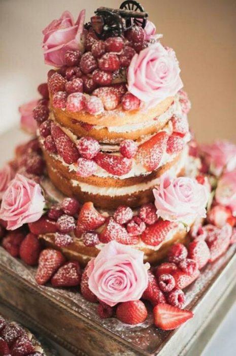 открытый свадебный торт с клубникой розами и фруктами