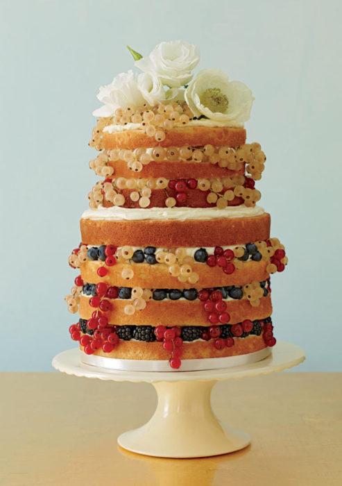 открытый свадебный торт с фруктами и ягодами на подставке