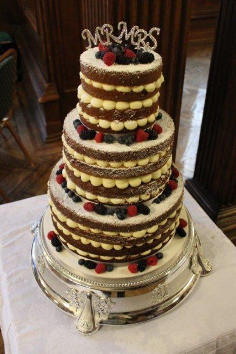 многоярусный открытый свадебный торт с ягодами