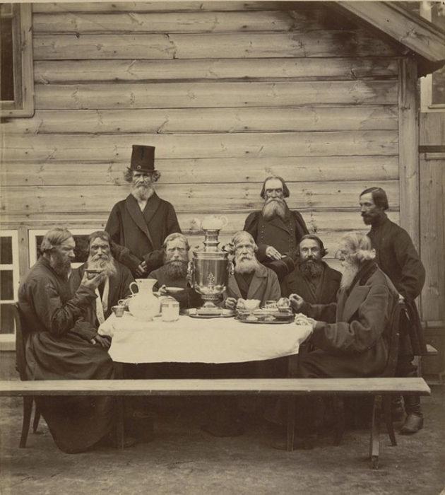мужчины за чаем у самовара 1910-е годы