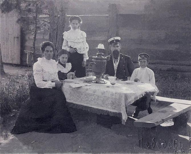 семья за столом у самовара 1910-е годы