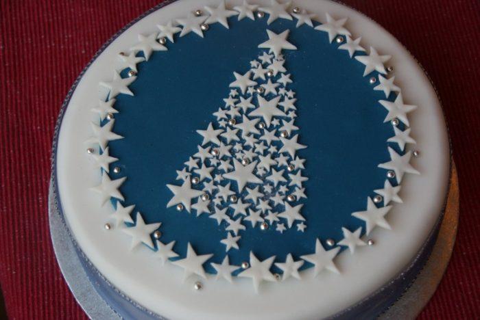 как украсить новогодний торт - елочка из звездочек