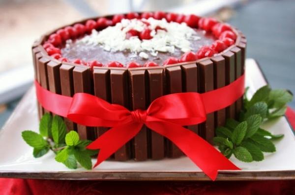 как украсить торт на новый год 2017 - с шоколадками по бокам