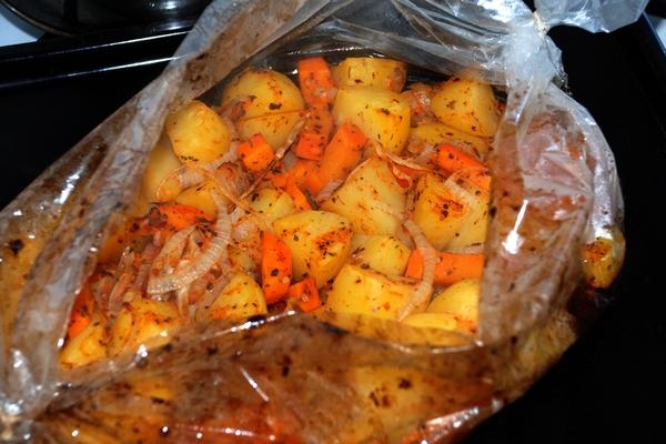 жареная картошка в рукаве в духовке