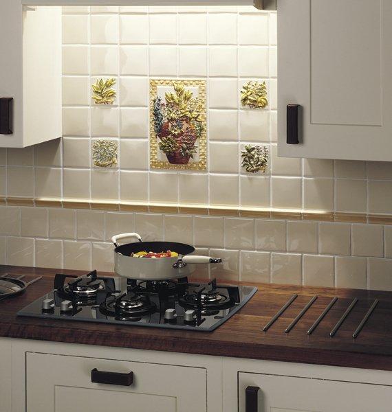 объемное панно и мозаика из кафельной плитки на кухне