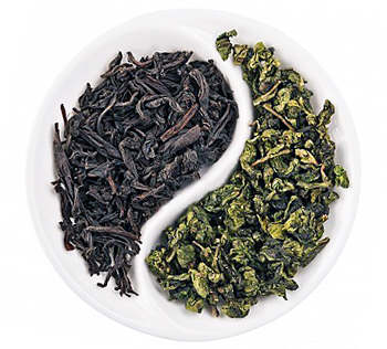 заварка черного и зеленого чая в виде знака инь-ян