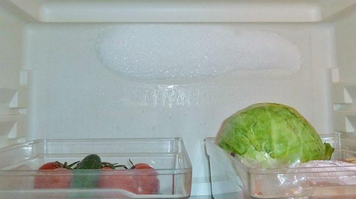 лед на задней стенке холодильника