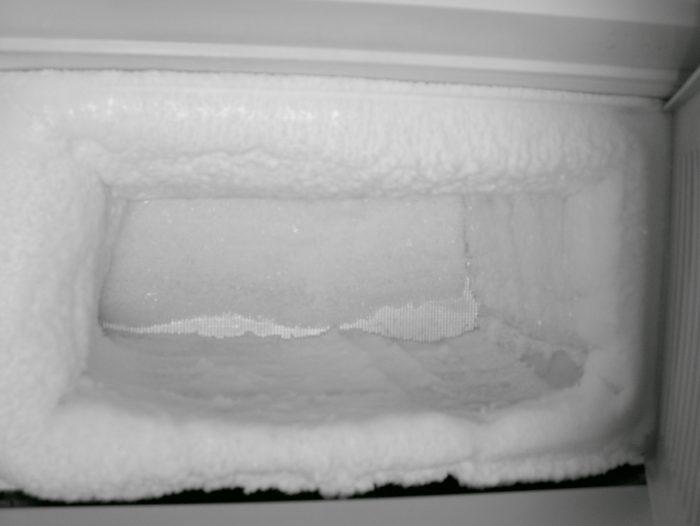 почему на задней стенке холодильника намерзает лед