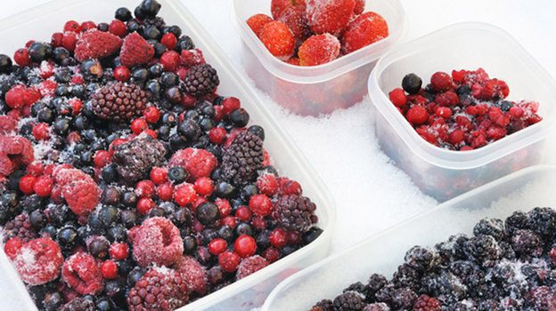 заморозка, ягоды в контейнере, фото
